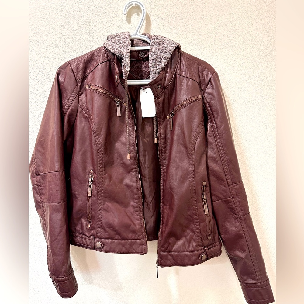 This is the cutest maroon colored leather jacket! Perfect for back to school!
